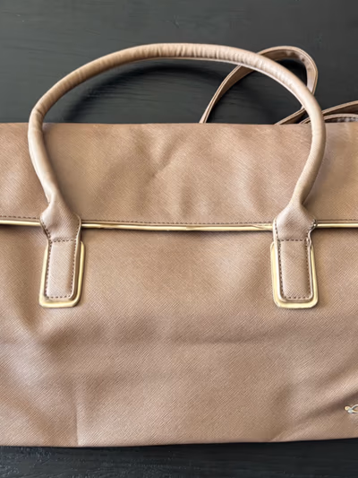 Tan structured shoulder bag Carpisa — pre-loved on Thrifted.mt