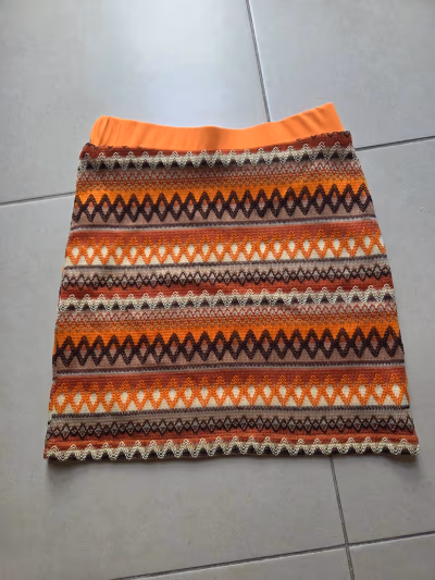 Patterned knitted mini skirt by Temu — pre-loved on Thrifted.mt