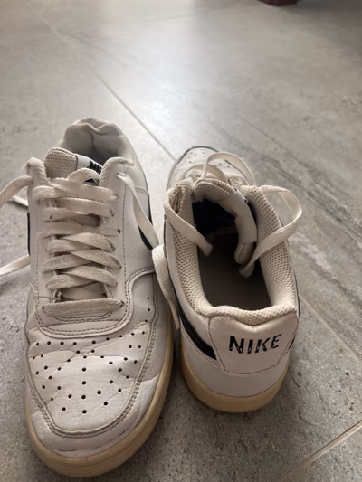 Classic Nike White Trainers by Nike — pre-loved on Thrifted.mt