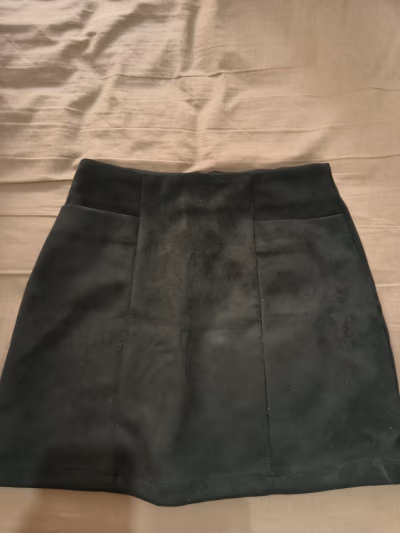 Black faux suede mini skirt by Pull&Bear — pre-loved on Thrifted.mt