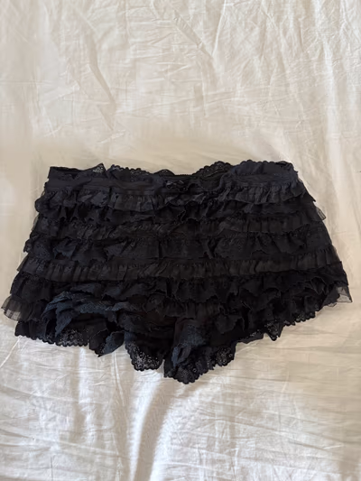 Calções pretos de renda com folhos by SHEIN — pre-loved on Thrifted.mt