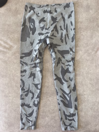Grey camouflage ruched leggings — pre-loved on Thrifted.mt