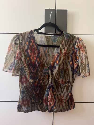 Patterned V-neck button-down blouse by Promod — pre-loved on Thrifted.mt