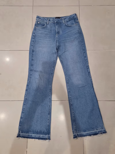 Zara high-waisted raw-hem jeans by Zara — pre-loved on Thrifted.mt