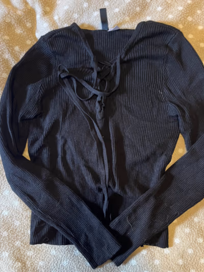 Top negro acanalado con lazo frontal by H&M — pre-loved on Thrifted.mt