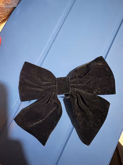 Black Velvet Hair Bow Clip — pre-loved on Thrifted.mt