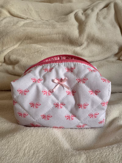 Quilted Pink Bow Makeup Pouch — pre-loved on Thrifted.mt