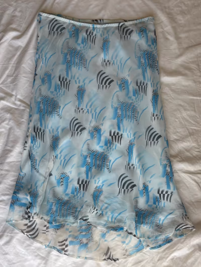 Falda en capas estilo Y2K by Lapis — pre-loved on Thrifted.mt