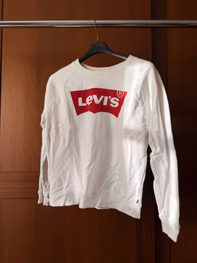 Levis Sweatshirt — pre-loved on Thrifted.mt