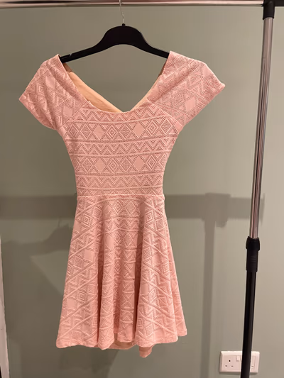 Abito a ruota rosa con effetto testurizzato by Club L — pre-loved on Thrifted.mt