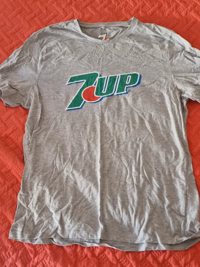 7Up grey graphic t-shirt by Unbranded — pre-loved on Thrifted.mt