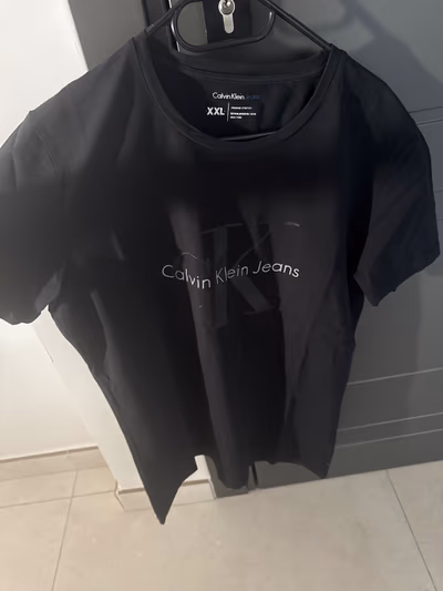 Black Logo T‑Shirt by Calvin Klein Jeans — pre-loved on Thrifted.mt