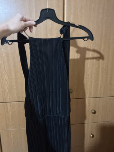 Black Pleated Sleeveless Dress by boohoo — pre-loved on Thrifted.mt
