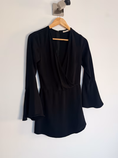 Mono negro de manga acampanada de Pull&Bear — pre-loved on Thrifted.mt