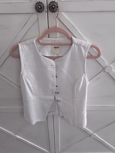 White linen-blend button waistcoat by Koton — pre-loved on Thrifted.mt