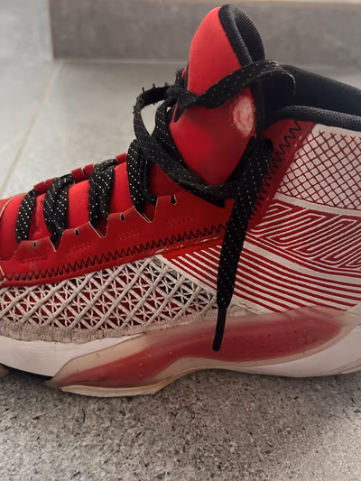 Red and white basketball trainers by Nike — pre-loved on Thrifted.mt