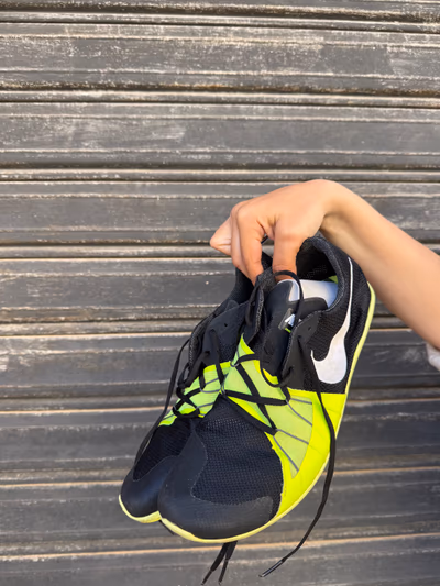 Ténis de corrida Nike Black Neon com pitões by Nike — pre-loved on Thrifted.mt