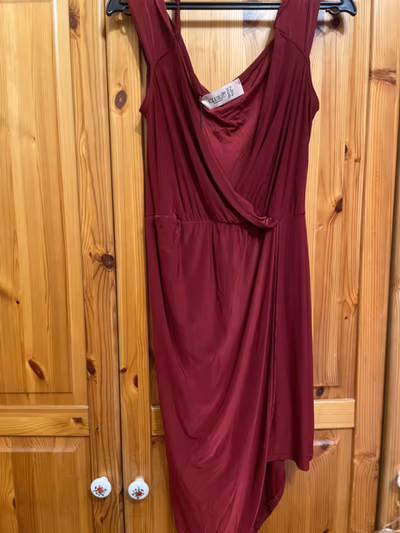 vestido midi drapeado color burdeos by Club L London — pre-loved on Thrifted.mt