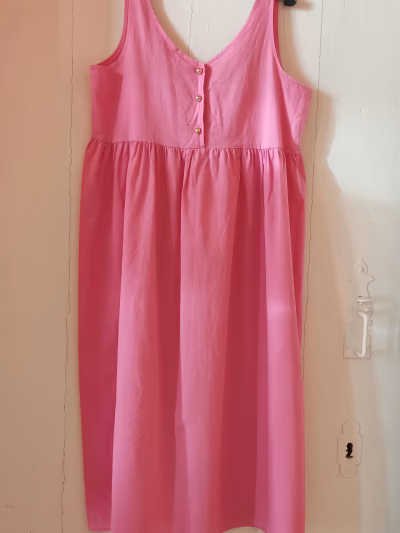 Vestido midi rosa com botões frontais by No brand — pre-loved on Thrifted.mt