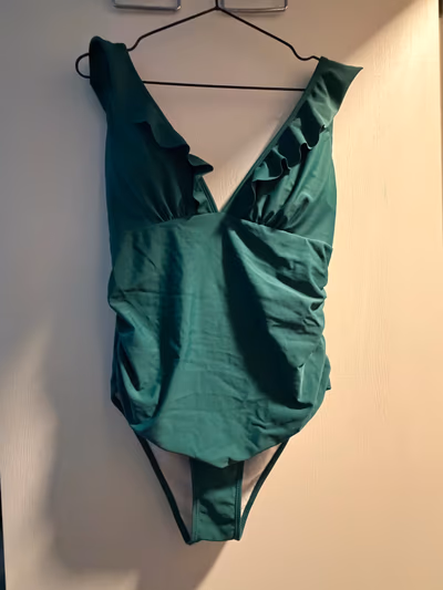 Emerald green plus size swim suit — pre-loved on Thrifted.mt