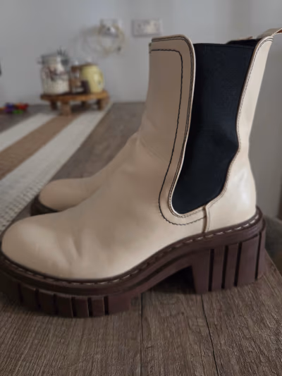 Botas Chelsea creme com sola grossa by Stradivarius — pre-loved on Thrifted.mt