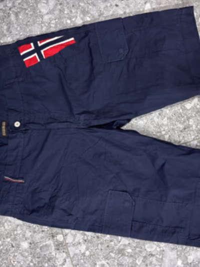Pantaloncini cargo blu navy Napapijri by Napapijri — pre-loved on Thrifted.mt