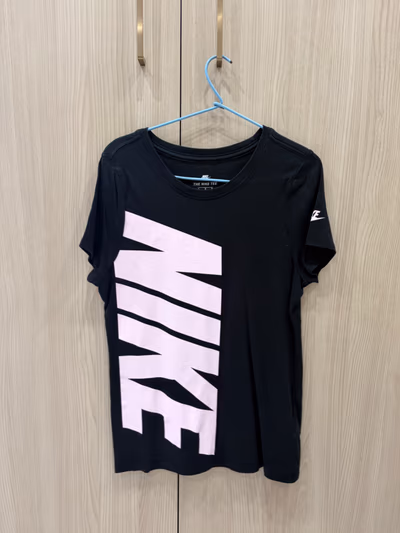 Black Nike Logo T-Shirt — pre-loved on Thrifted.mt