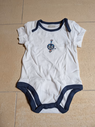 Baby lion graphic cotton bodysuit by A Bambino Piccolo — pre-loved on Thrifted.mt
