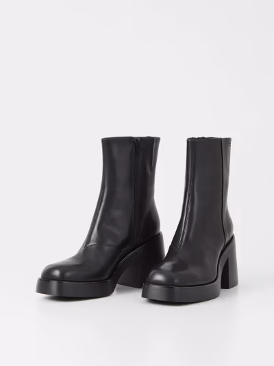 Vagabond black leather platform Brooke boots by Vagabond — pre-loved on Thrifted.mt