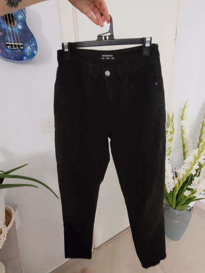 Black mom jeans by Terranova — pre-loved on Thrifted.mt