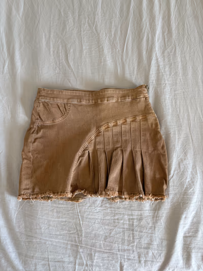 Mini-saia plissada em tom bege by Bershka — pre-loved on Thrifted.mt