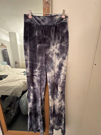 Velvet tie-dye flare trousers by Tally Weijl — pre-loved on Thrifted.mt