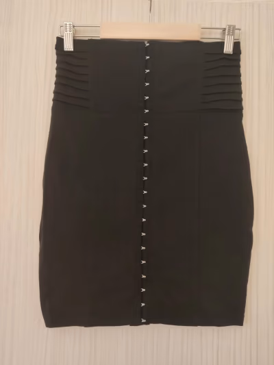 Black hook-and-eye High-waisted skirt — pre-loved on Thrifted.mt