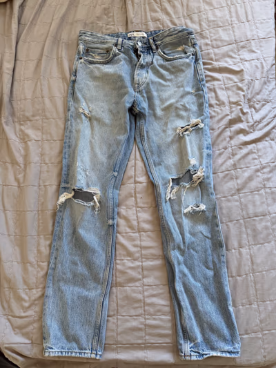 Zara light blue ripped jeans by Zara — pre-loved on Thrifted.mt
