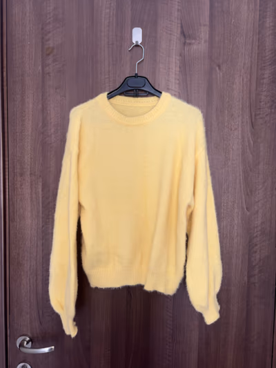 Suéter suave y esponjoso de color amarillo — pre-loved on Thrifted.mt