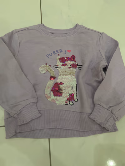 Sudadera morada con gato para niñas — pre-loved on Thrifted.mt