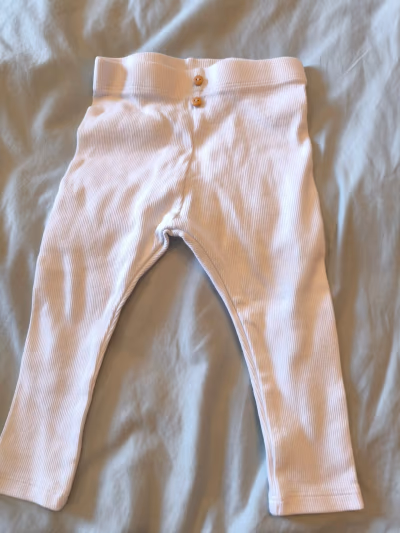 White ribbed baby leggings by Kiabi — pre-loved on Thrifted.mt