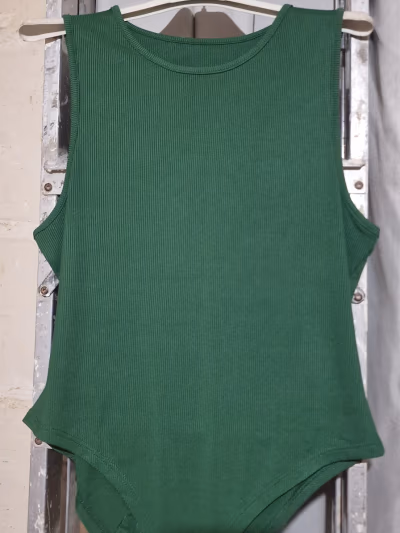 Body senza maniche a coste verde by SHEIN — pre-loved on Thrifted.mt
