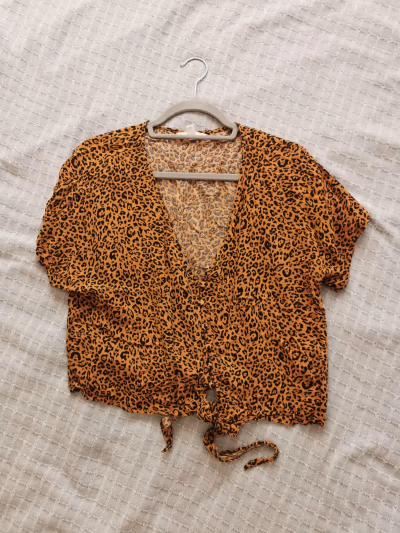 H&M Leopard Print Crop Top. 100% Viscoze by H&M — pre-loved on Thrifted.mt
