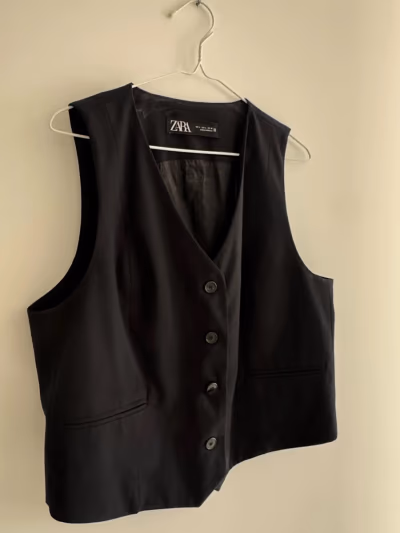 Gilet nero su misura by Zara — pre-loved on Thrifted.mt