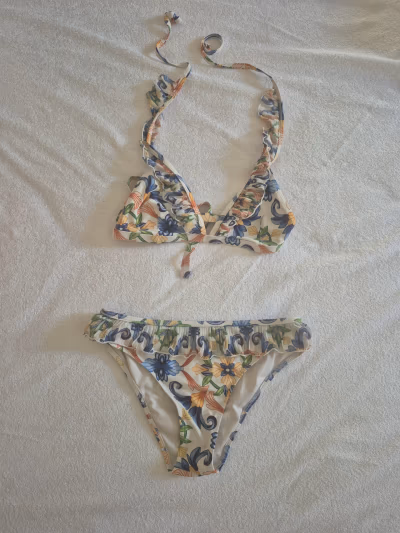 Floral Ruffle Bikini Swimsuit Set — pre-loved on Thrifted.mt