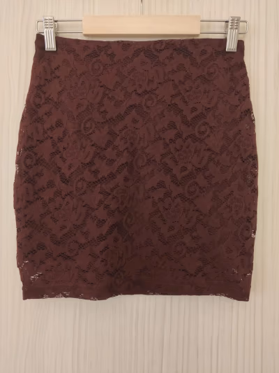 Burgundy lace mini skirt by Pull&Bear — pre-loved on Thrifted.mt