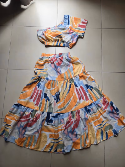 Abstract print crop co-ord by Temu — pre-loved on Thrifted.mt