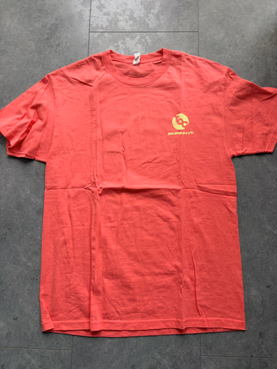 Red Graphic Print T-shirt — pre-loved on Thrifted.mt