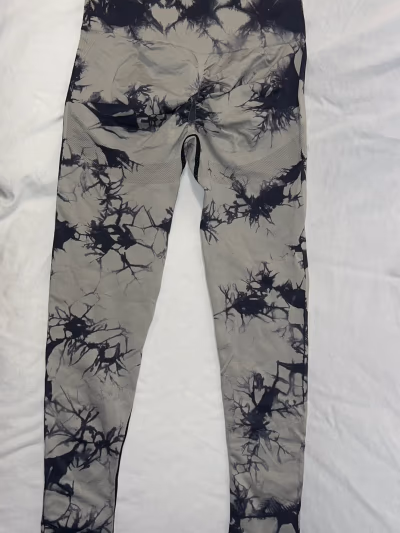 Tie-dye seamless gym leggings — pre-loved on Thrifted.mt