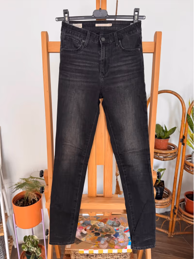 Vaqueros ajustados de talle alto Levi's EU36/UK8 by Levi's — pre-loved on Thrifted.mt