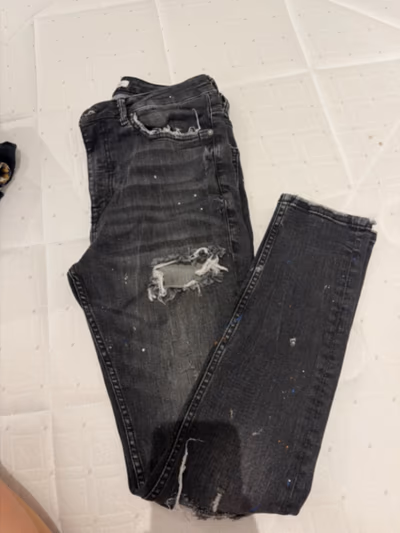 Zara Distressed Black Skinny Jeans by Zara — pre-loved on Thrifted.mt