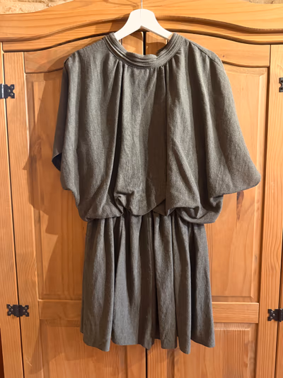 Abito ZARA grigio con maniche a pipistrello e vita elasticizzata by Zara — pre-loved on Thrifted.mt