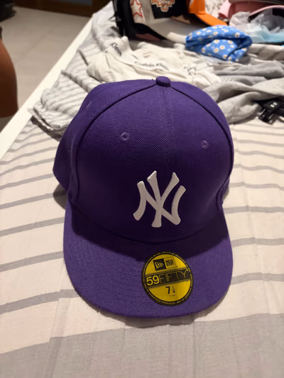 Gorra morada de los Yankees de New Era by New Era — pre-loved on Thrifted.mt