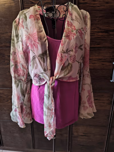 Coprispalle floreale con annodatura sul davanti by Lipsy — pre-loved on Thrifted.mt